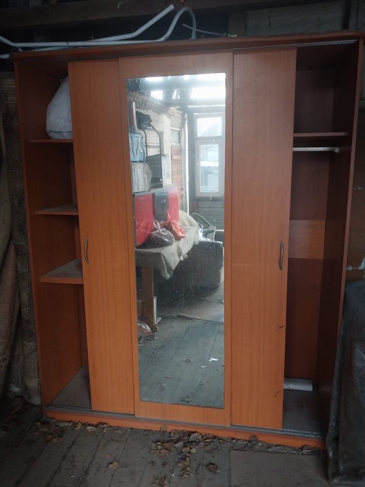 Продам шкаф купе с зеркалом 3 дверный
