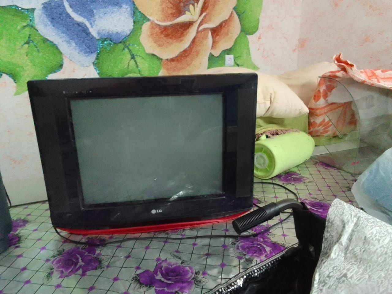 Телевизор Samsung 10мың.  LG 15мың.