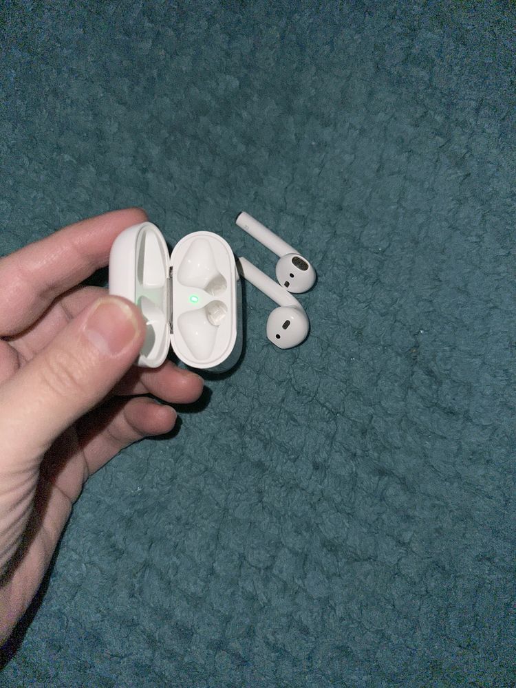 Наушники без проводные AirPods. В отличном состоянии!!!