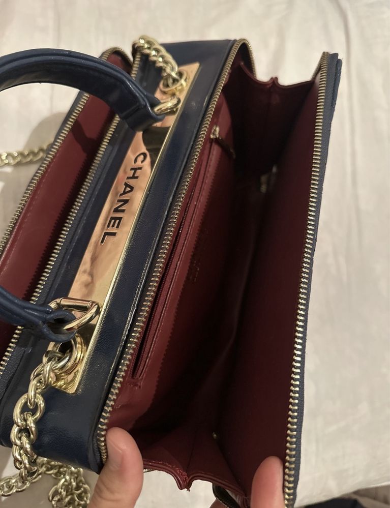 Сумка от chanel.
