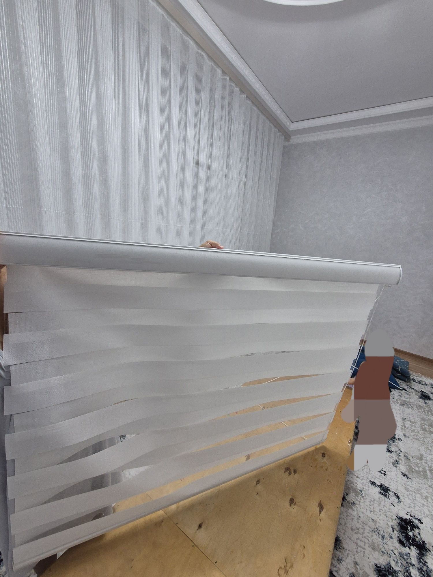 Продаются 2 жалюзи (белые и коричневые день и ночь)