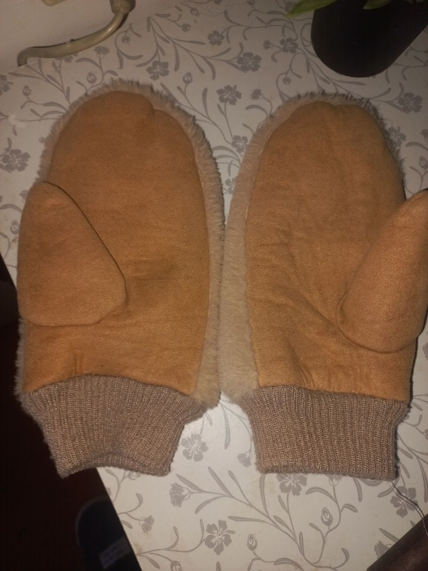 Варежки продам за 2000. Нов.