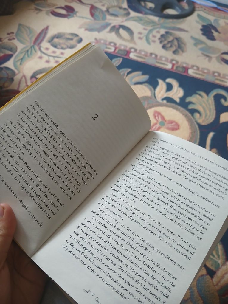 Продаю книгу "Throne of Glass" — Сара Дж. Маас