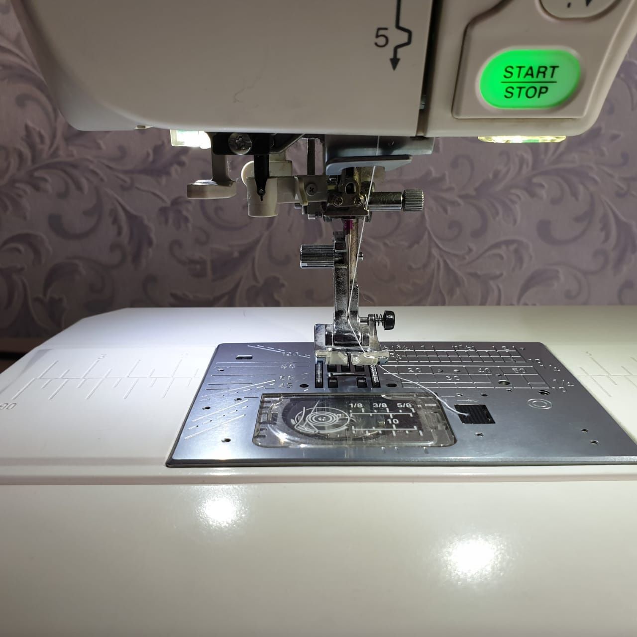 Швейная машина Janome Memory Craft 8200 QC Horizon белый