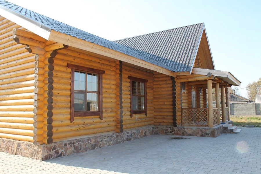 Строительство дома из сруба или оцилиндрованного бревна.