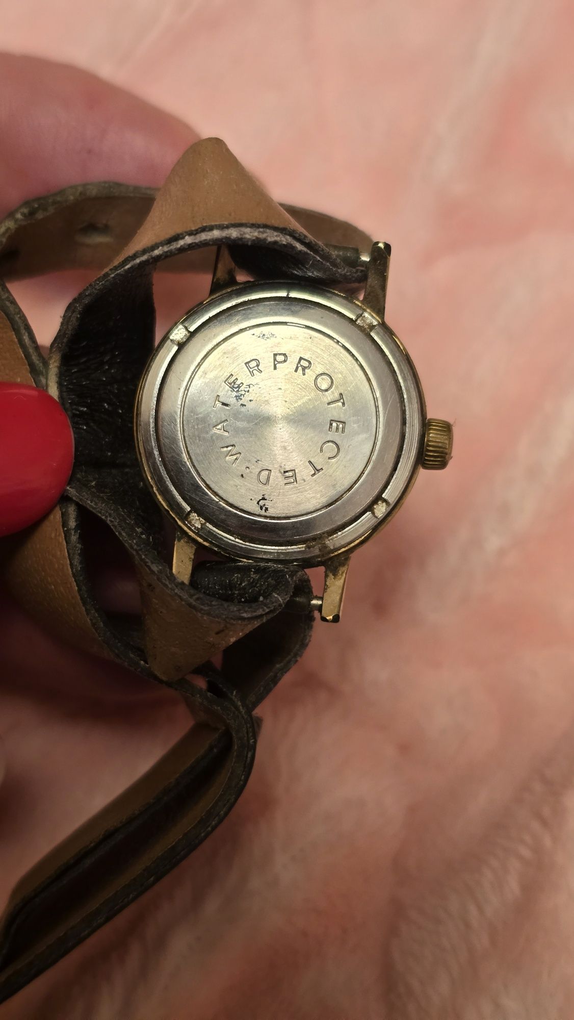 Продам  женские  маленькие винтажный часы "Slava"