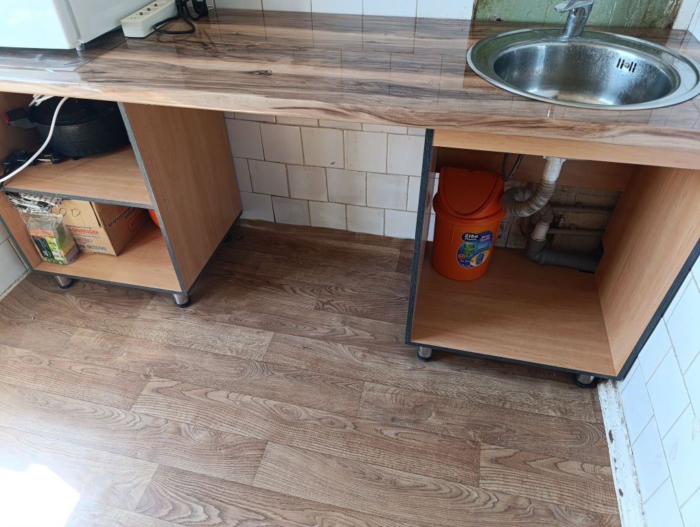 Продам две тумбы с столешницей 2 мет.
