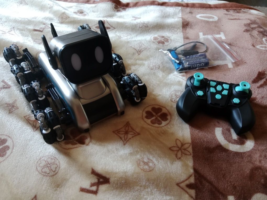 Робот с игрушкой