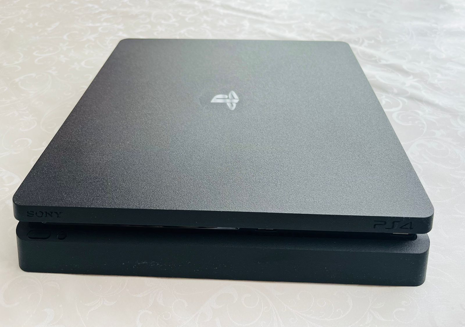 Продам PS 4 в хорошем состоянии. Минусов нет. Работает отлично.