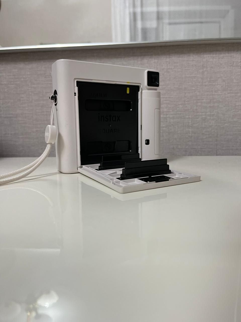Продам моментальную камеру Instax Square 1