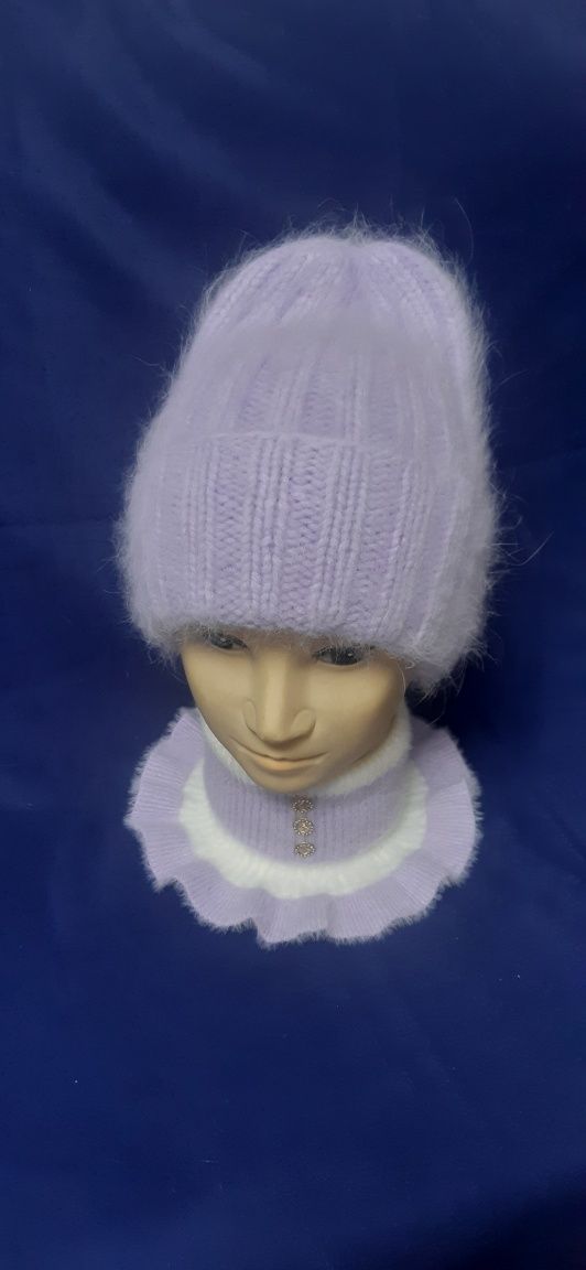Женские вязаные шапки, манишки.