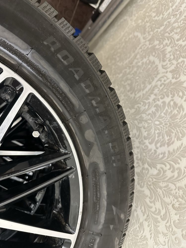 Продам комплект зимней резины с дисками Roadmarch 235/60R18.