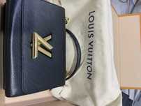Сумка, почти новая, внутри красная Luis Vuitton, прямоугольная,