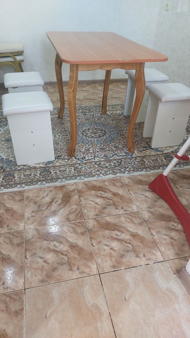 Продаю стол стульями