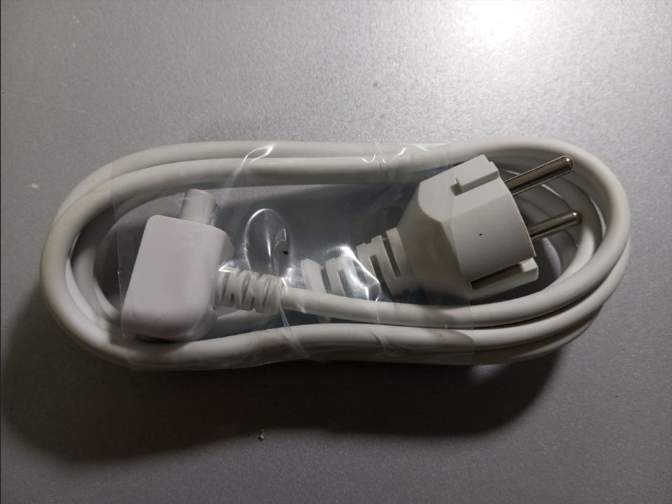 для MACBOOK - зарядка блок питания