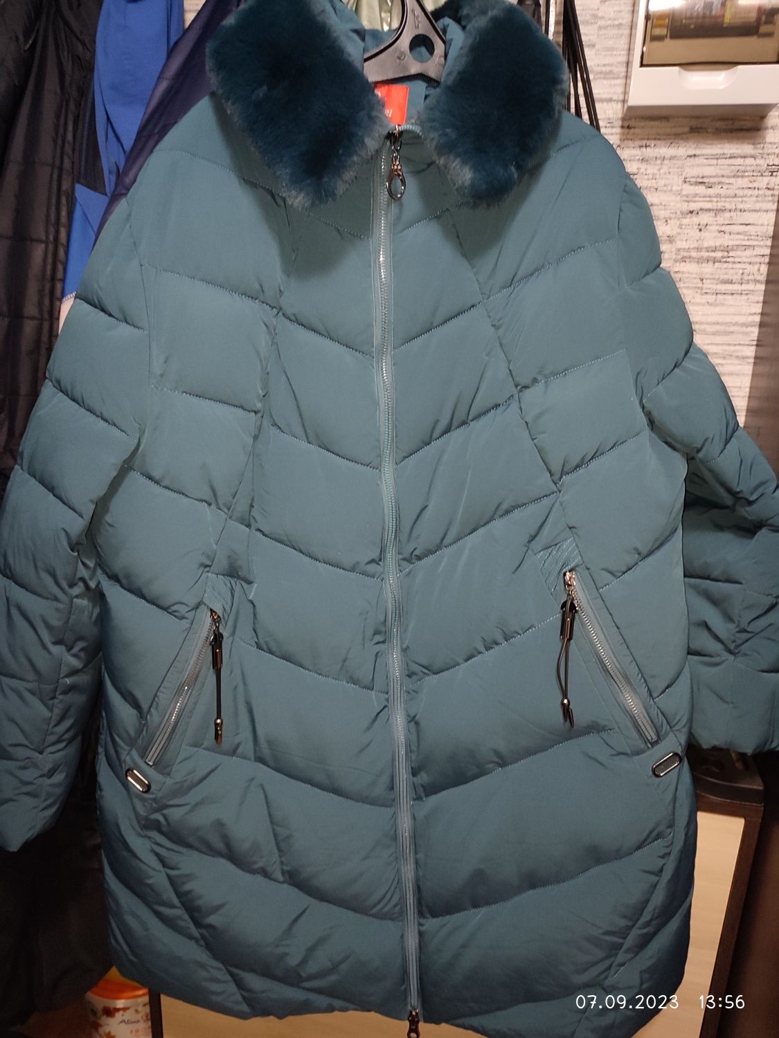 Продам куртки женские