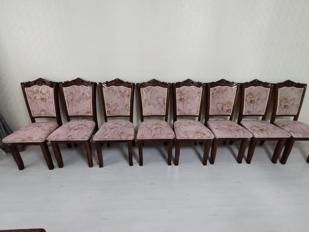 Срочно продаю Стол со стульями
