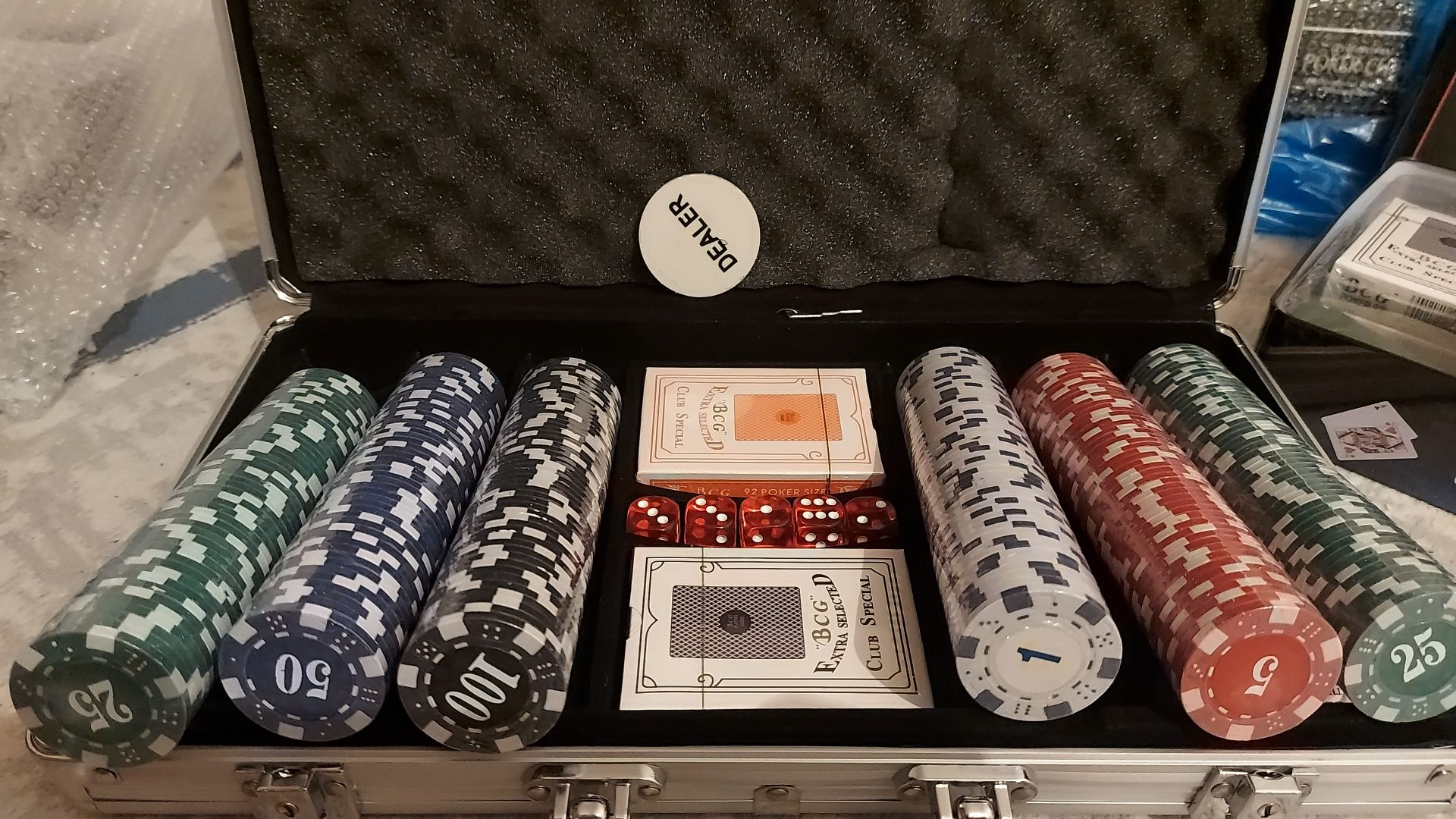 Покер 300 фишек. Покер в кейсе. Poker game. Покер + карты 2 колоды .
