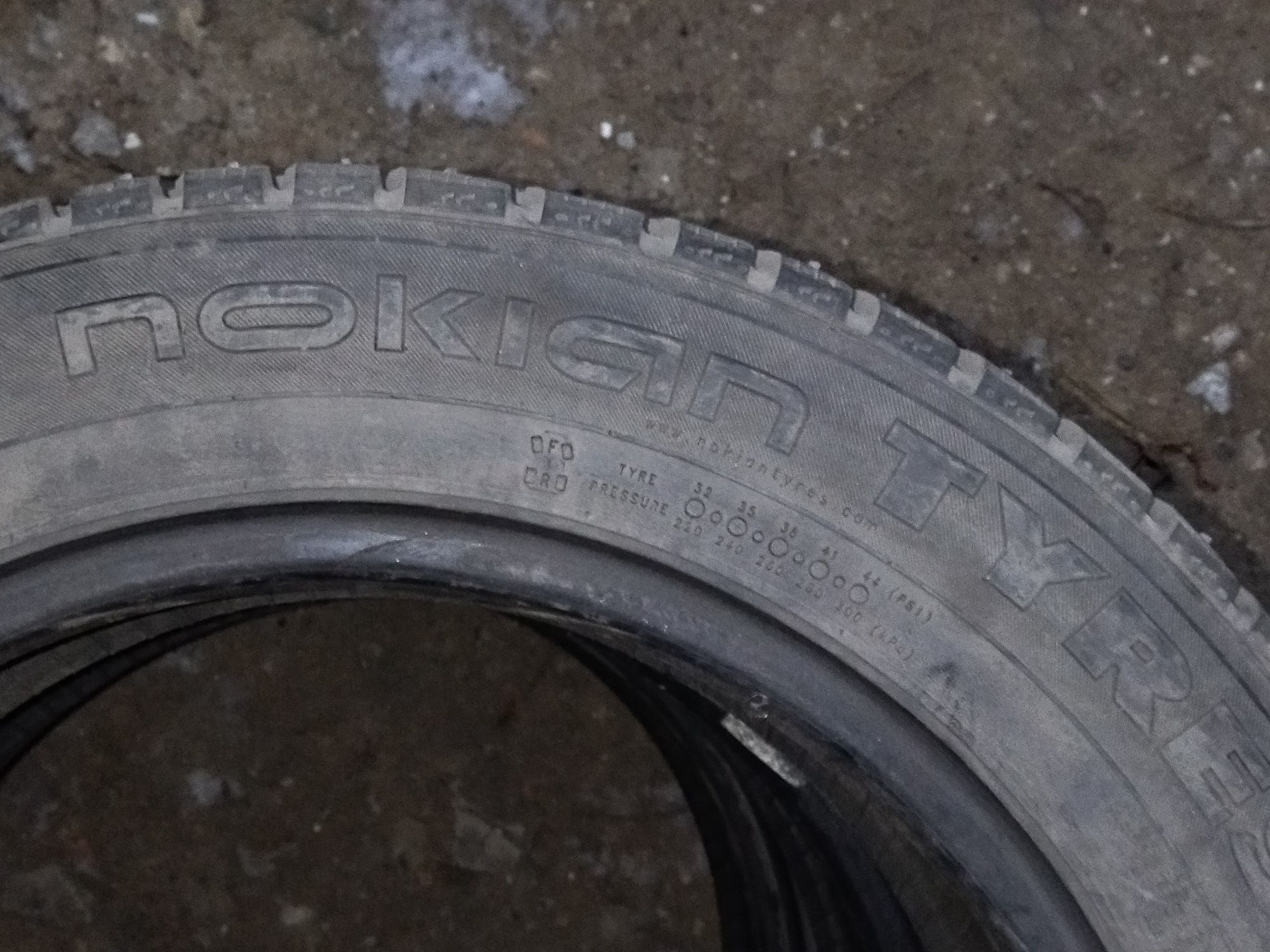Продам 3 баллона 185/60/15 шипованной резины Nokian nordman 7