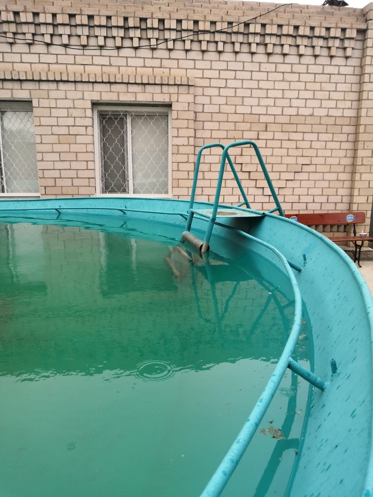 Большой металлический бассейн.