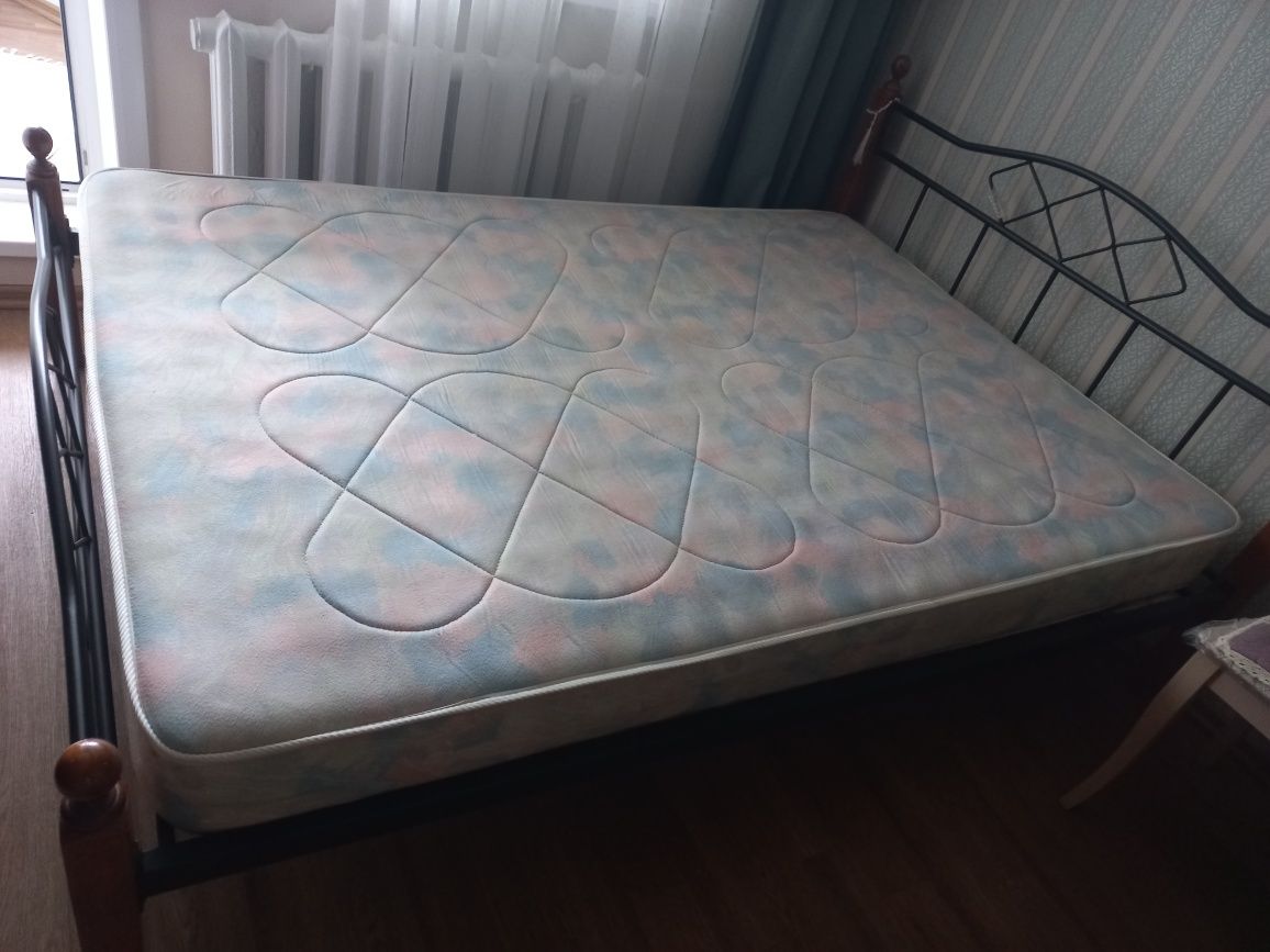 Кровать в отличном состоянии, 150 см ширина, пр-во Малайзия