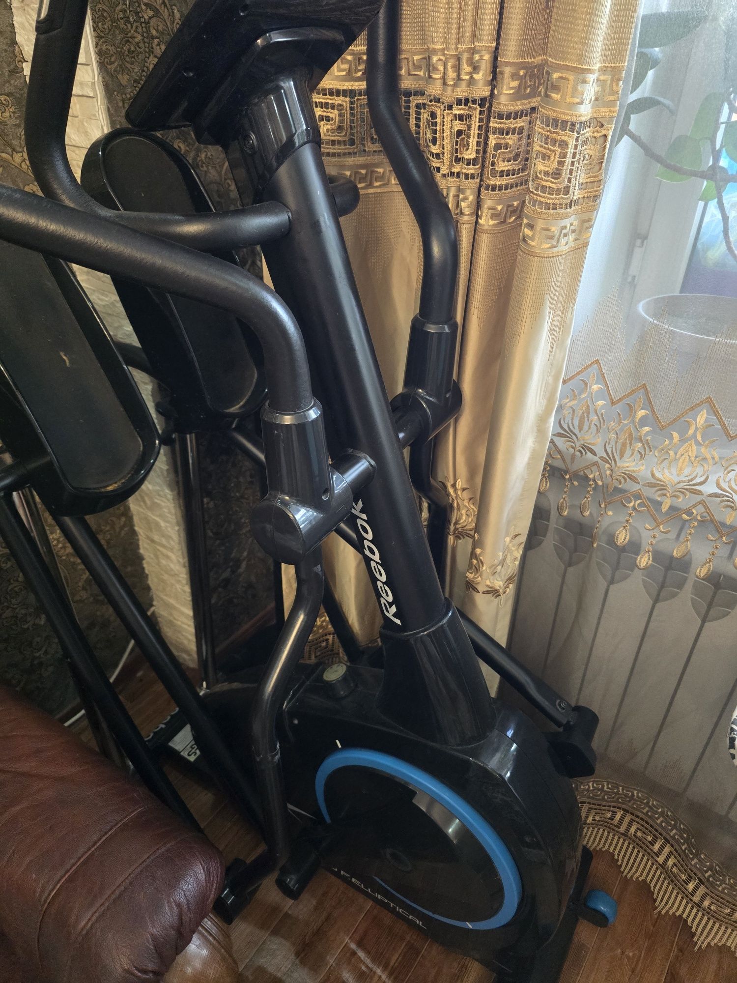 Продам эллиптический тренажер Reebok модели ZR10 F.ELEPTICAL