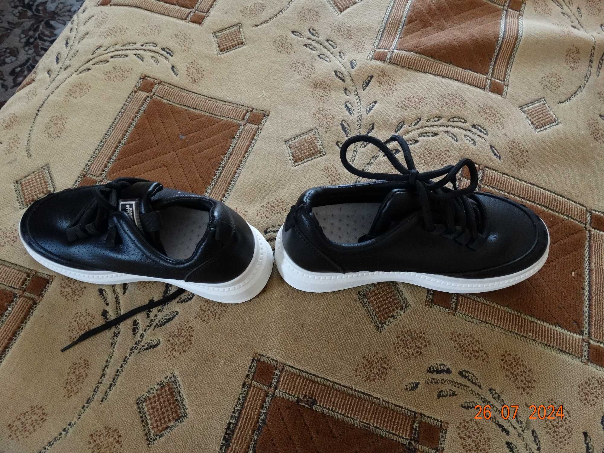 Продам женские кроссовки . Размер 37 стелька 24 см .