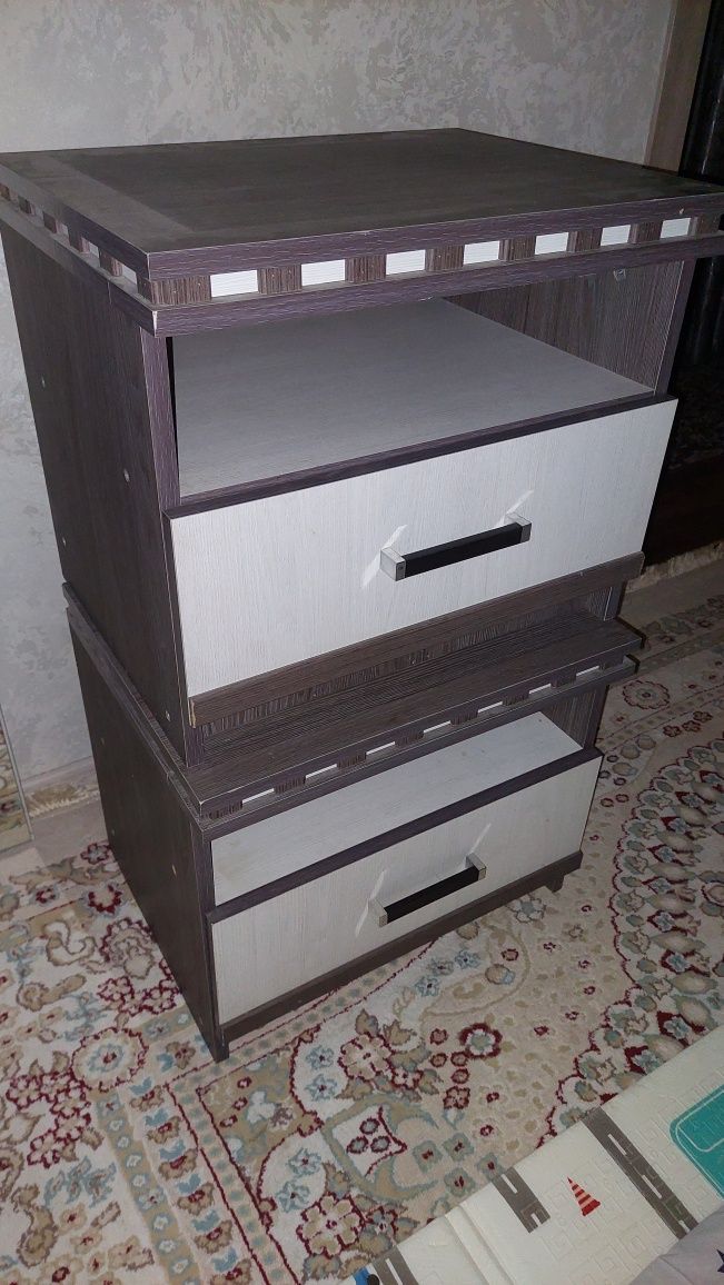 Продам комод с зеркалом и тумба 2шт