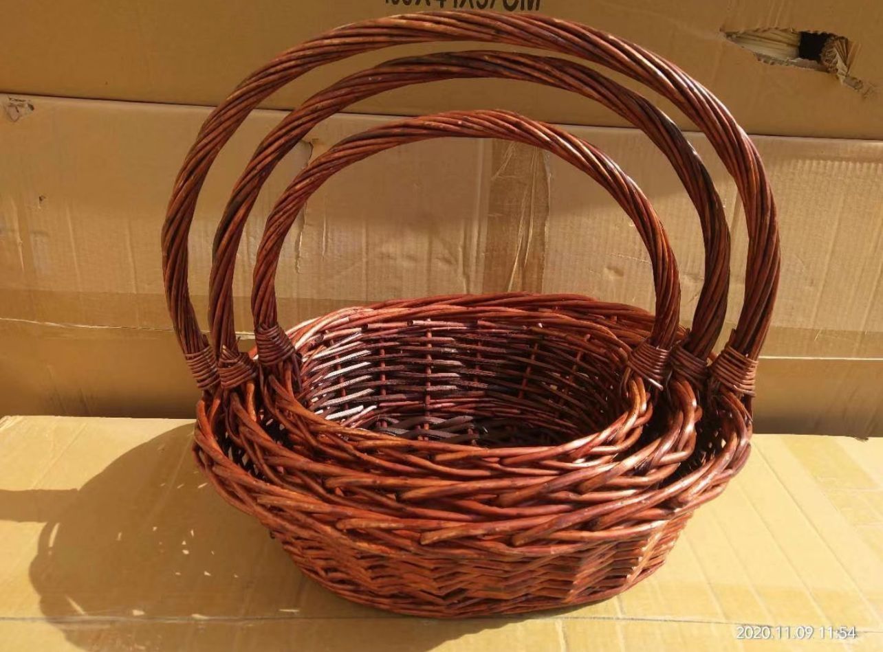 Корзины, плетённые расцетки  беллые, корочневые
