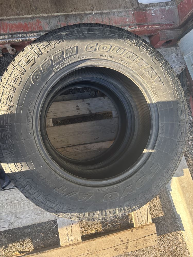 Продам резину 2 шт 265/65 R17 TOYO