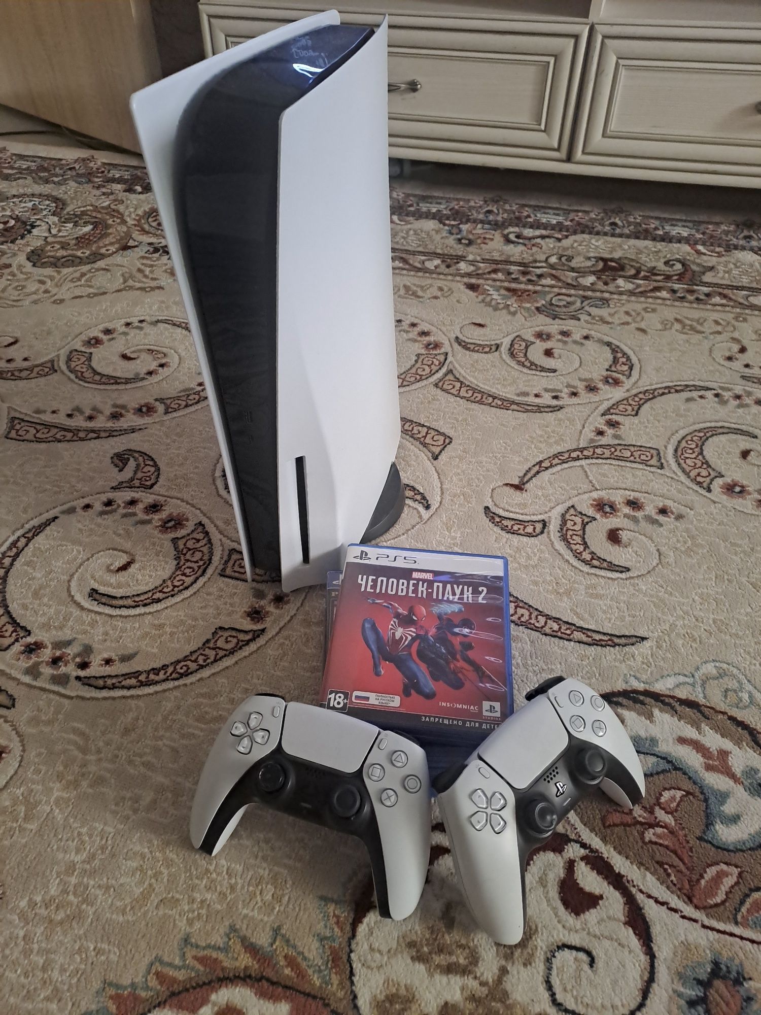 Playstation 5 + 2 джостик + 4 игра