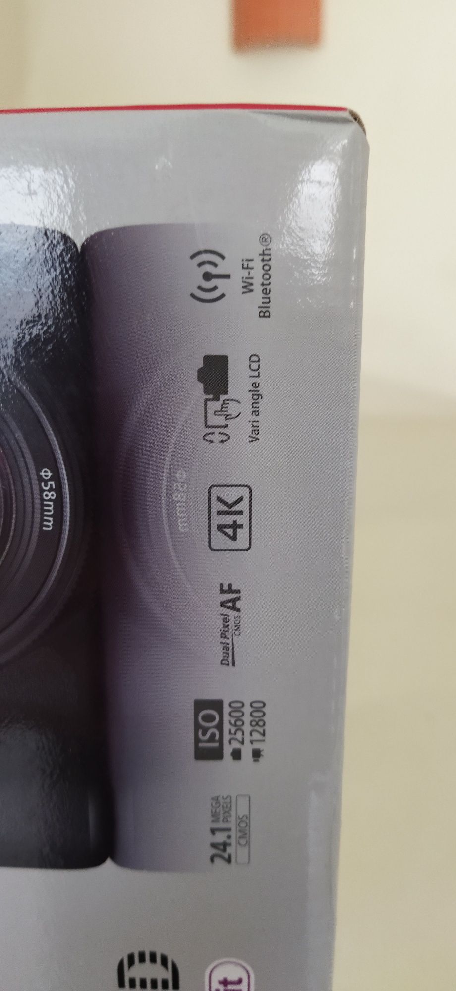 Продам зеркальный фотоаппарат Canon 250D