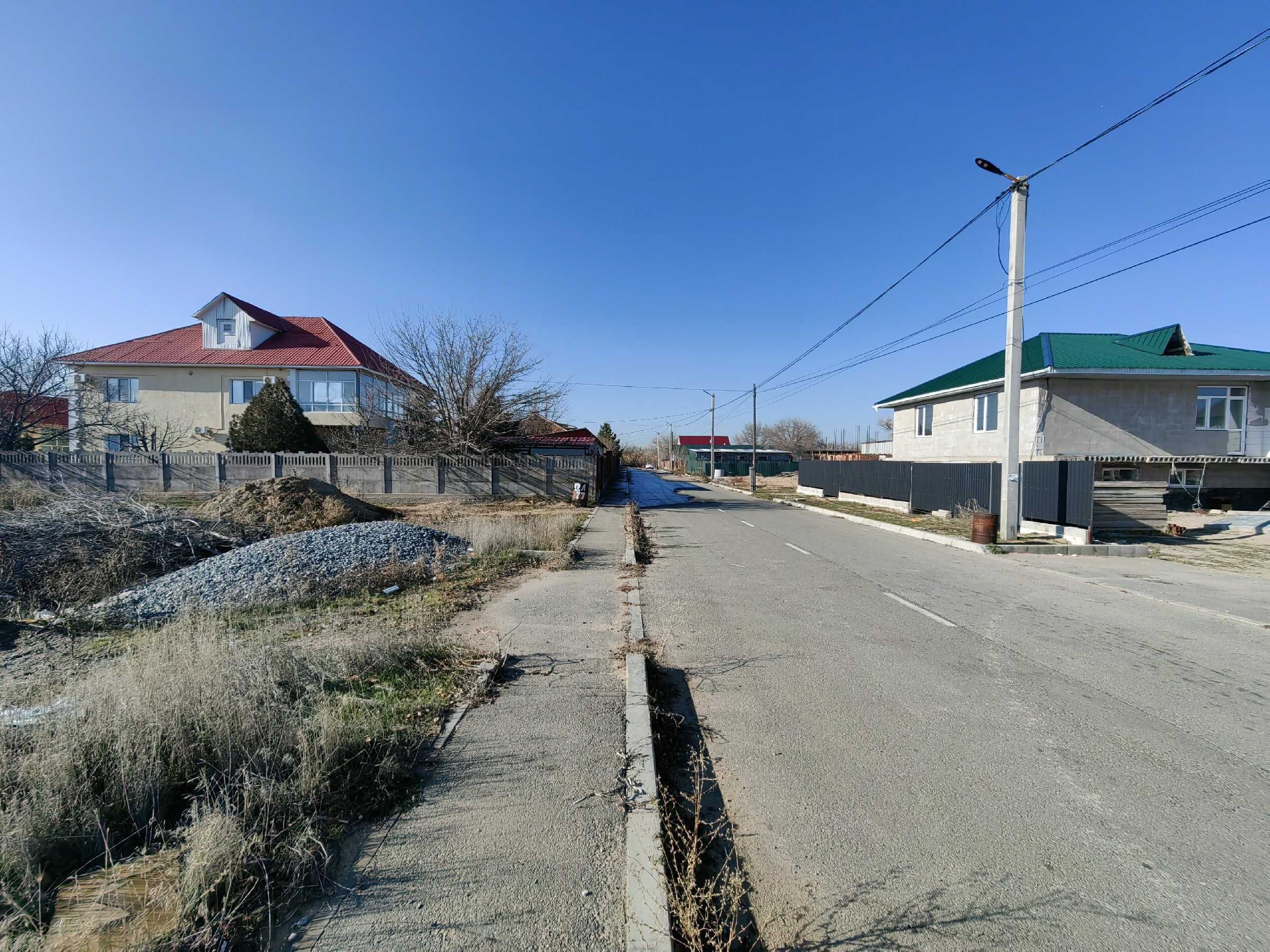 Продается земельный участок в 12-ом микрорайоне.
