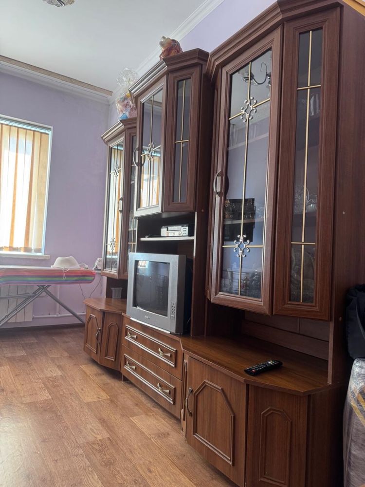 Стол стулья стенка