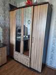 Продам спальный гарнитур: шкаф, туалетный столик и кровать.