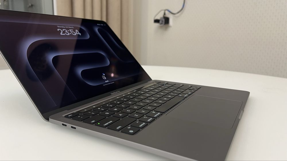 MacBook Pro 13’’ (2022, 8gb RAM, 256gb SSD)