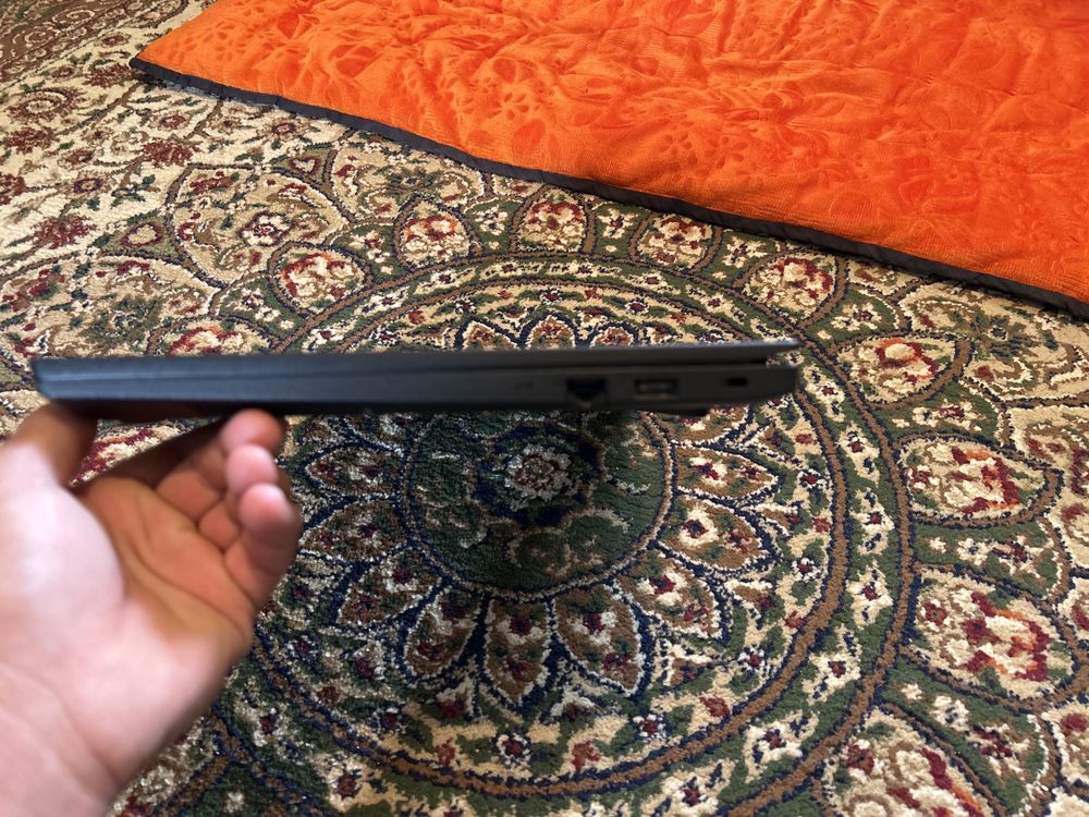 Lenovo notbuk.