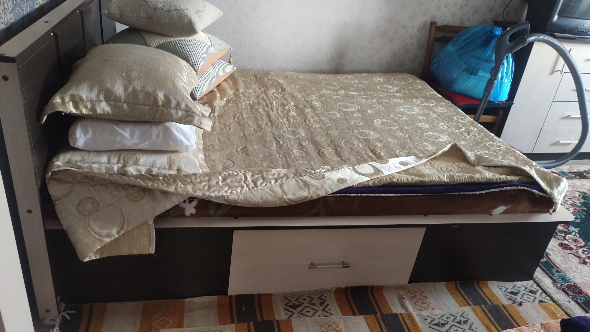 Продам спальный гарнитур