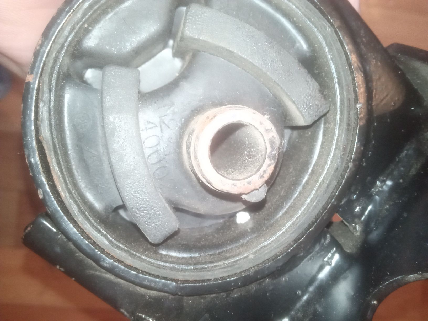 Опора ( подушка ) двигателя NISSAN ( Maxima , Cefiro ) INFINITi . 
Лев