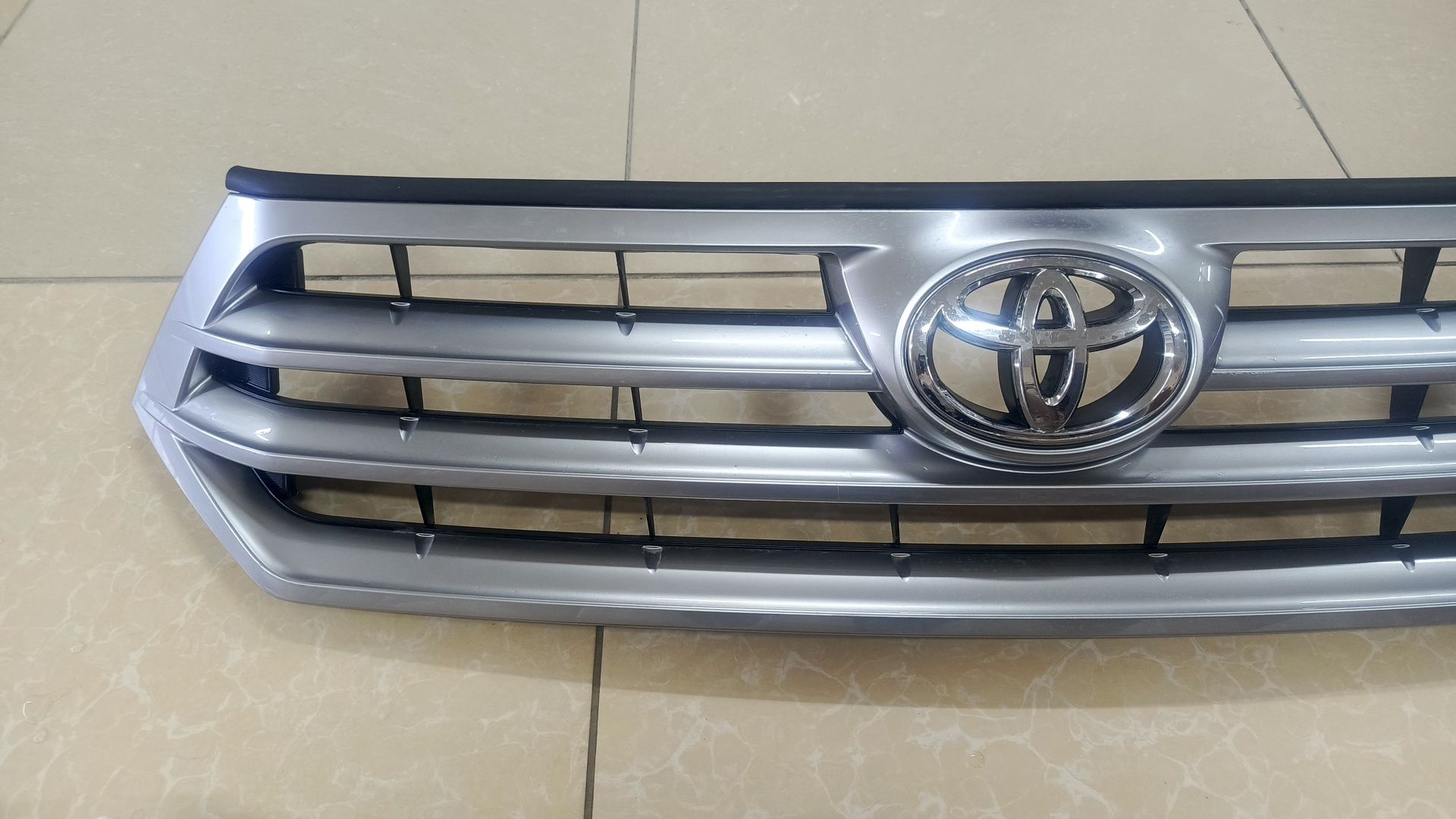Решотка Toyota Highlander оригинал + абсорбер