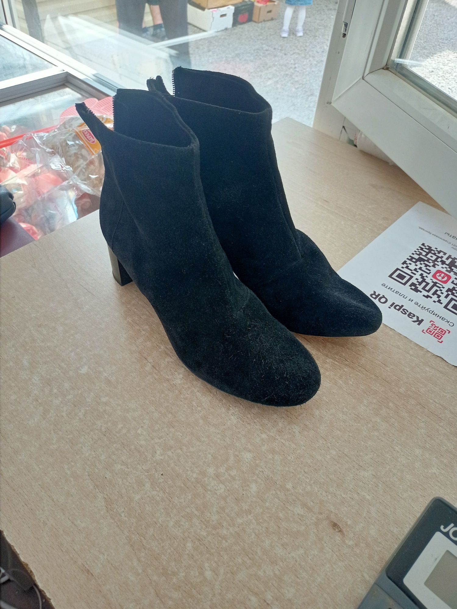 Продам замшевые женские сапоги H&M