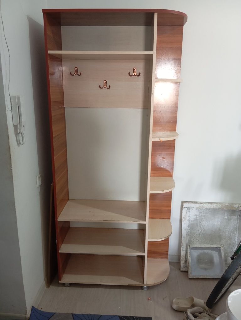 Прихожка,люстра,банки продам