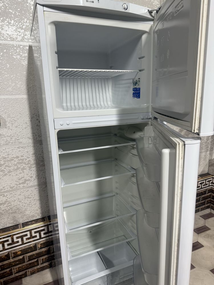 Холодильник Indesit