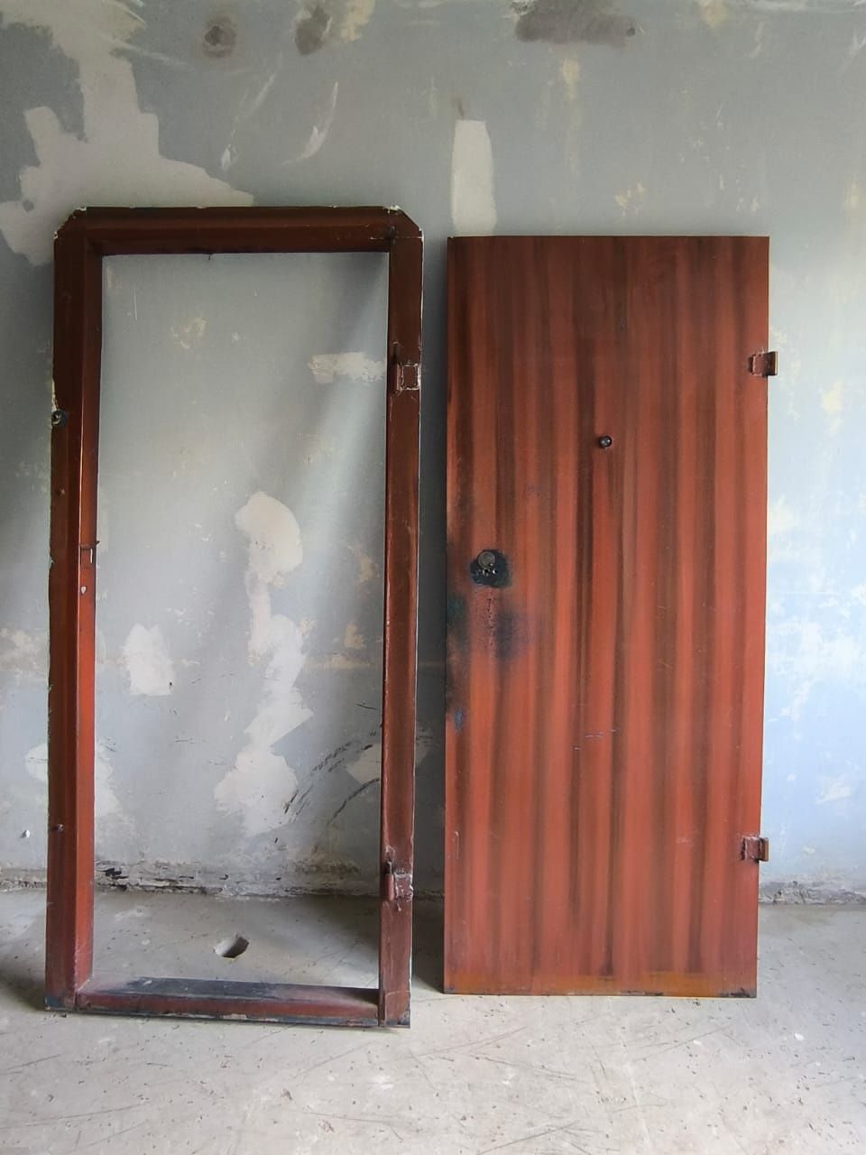 Продам железную дверь