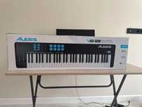 Alesis v61 midi клавиатура