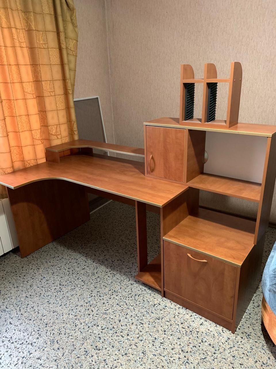Офисные столы, в отличном  состоянии