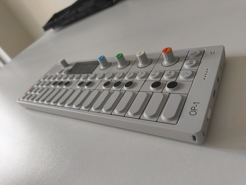 OP-1 teenage engineering (midi-controller)