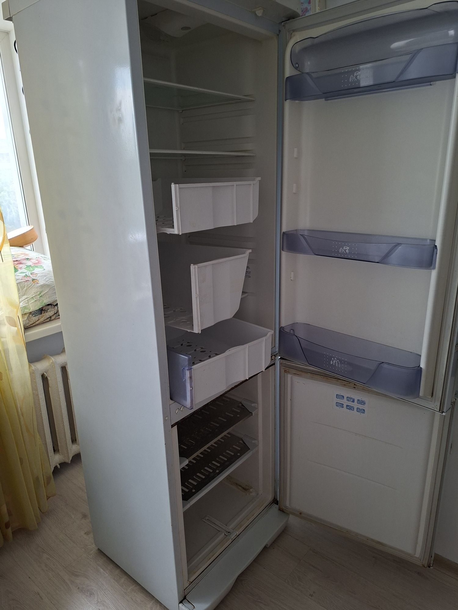 Холодильник продается, торг возможно