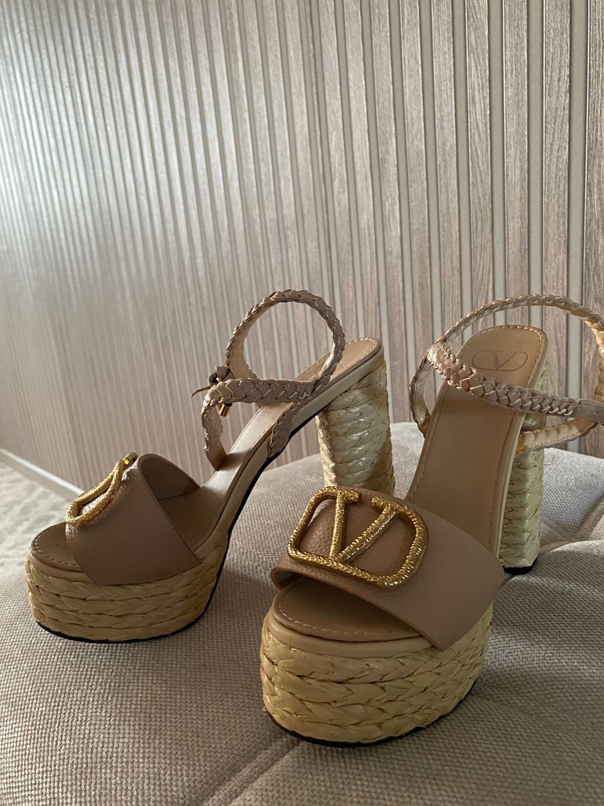 Босоножки женские Valentino Garavani
