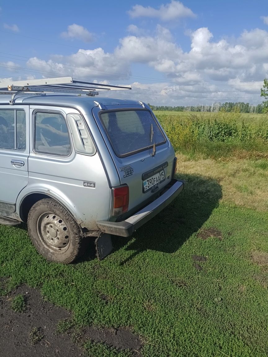 Продам Ниву год назад установил новый двигатель